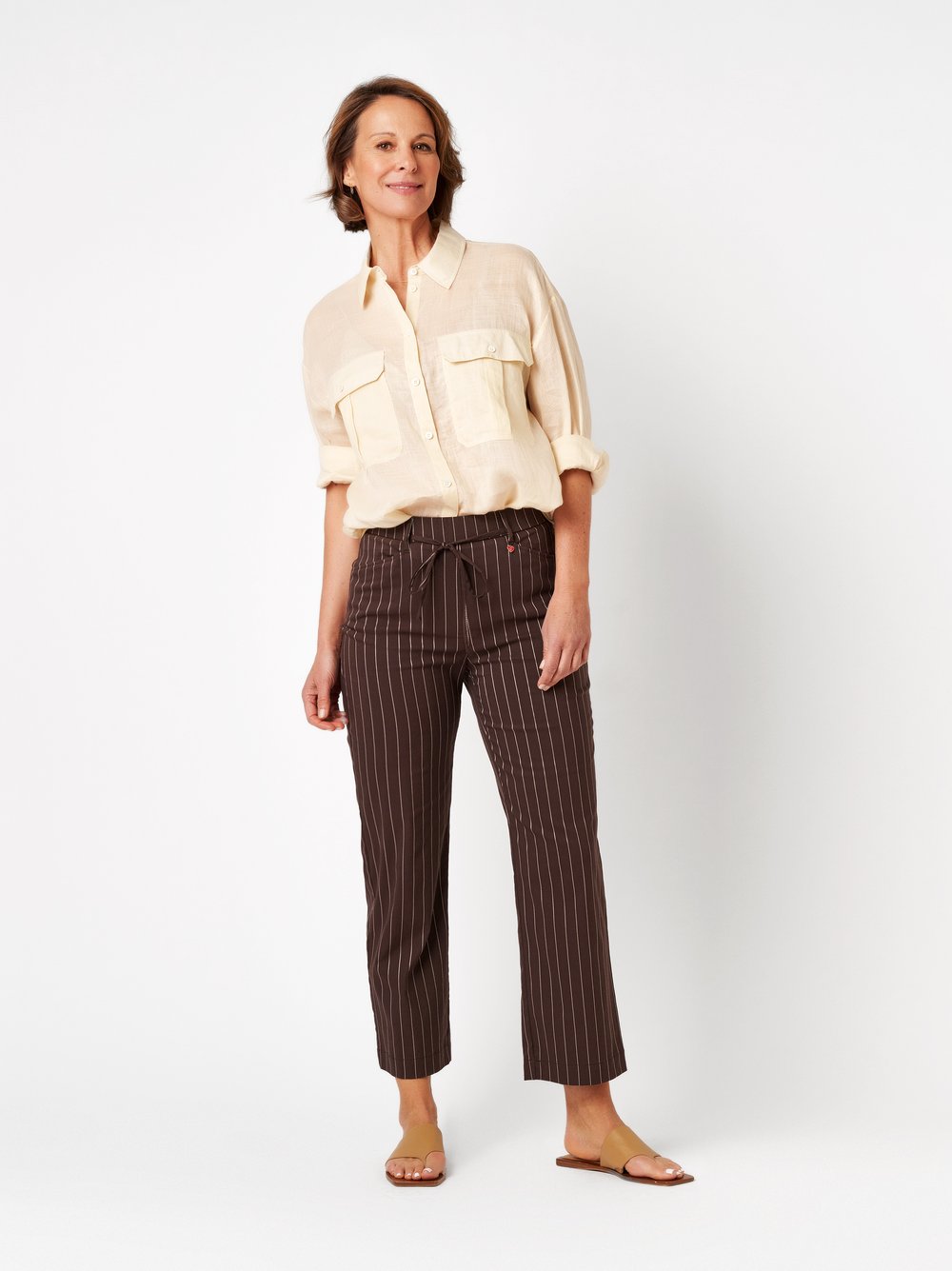 Damenhose Scarlet 3/4 in dark brown, Entspannte 3/4-Hose mit Streifen, Outfitansicht am Model