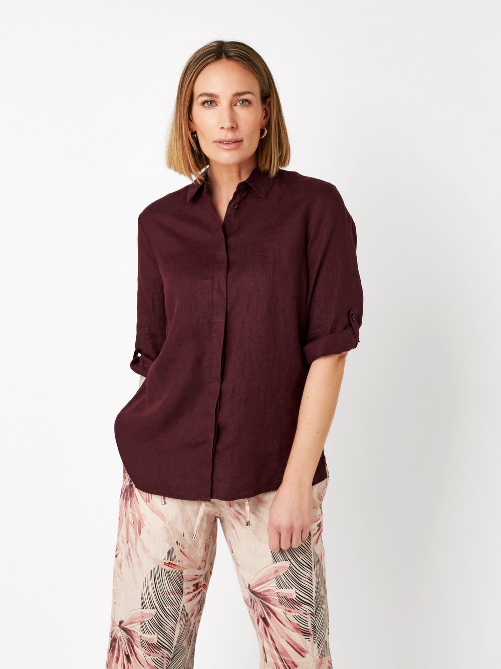 Damenbluse Clay in berry, Entspanntes Leinenhemd, Frontansicht am Model getragen