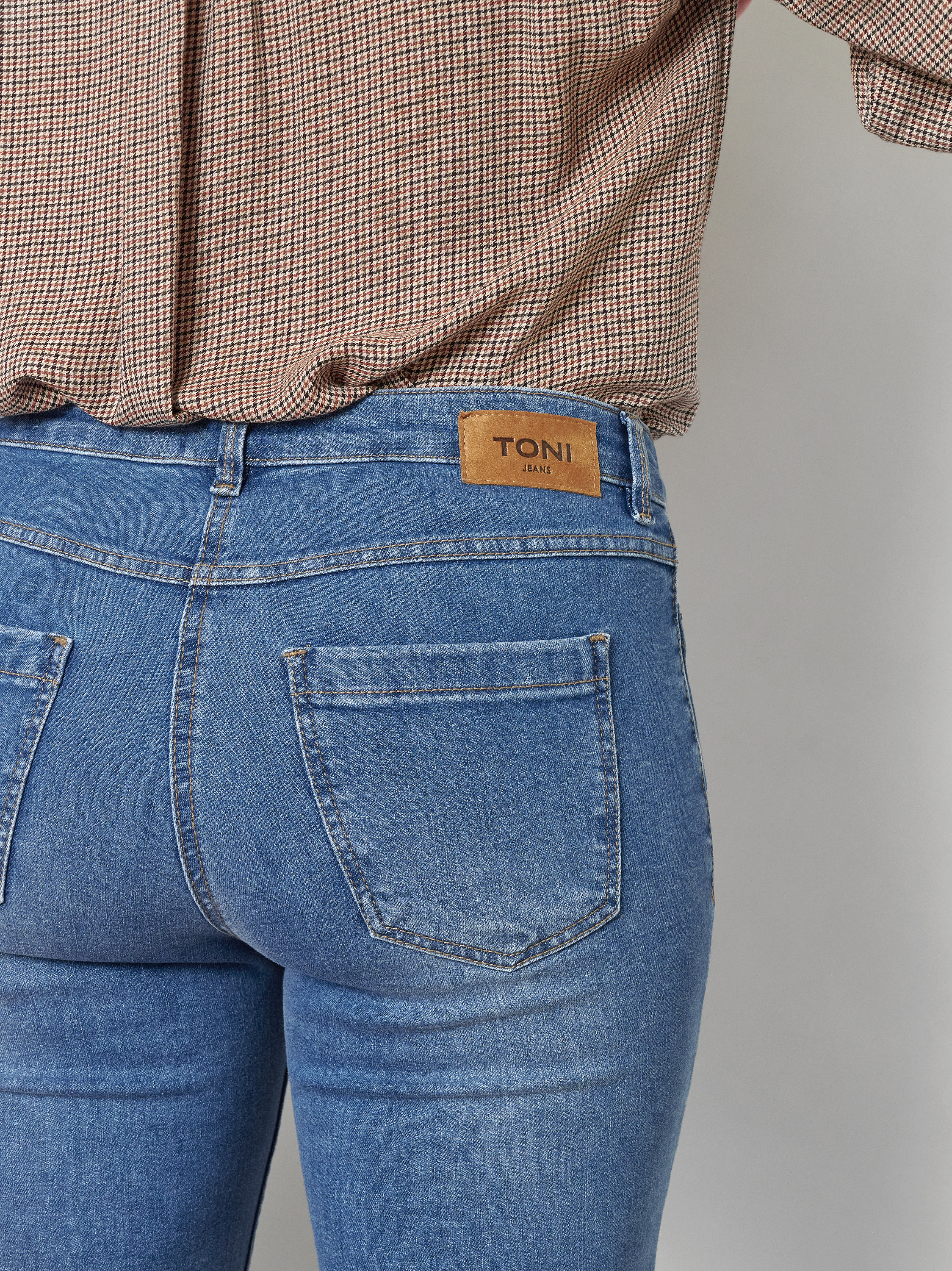 Damenjeans Perfect Shape in Mid Blue Used, bootcut-Jeans mit Fronttaschen, Detailansicht