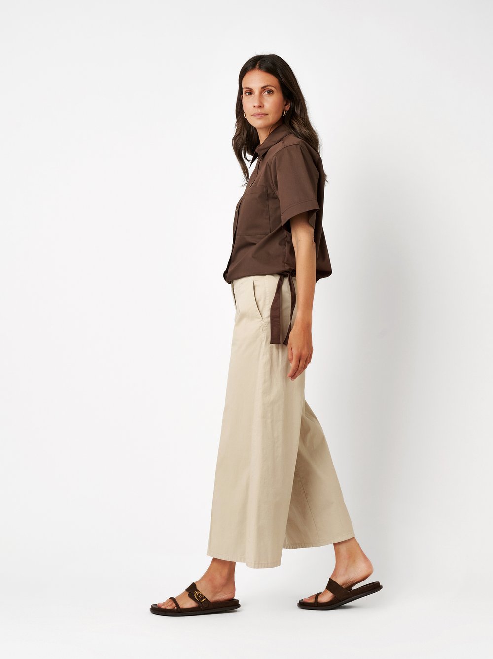 Damenhose Jenny Culotte in beige, Culotte aus leichtem Sommertwill, Frontansicht am Model getragen