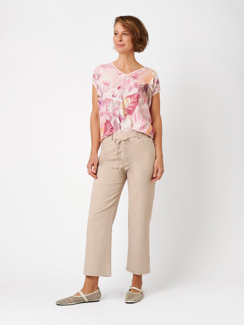 Damenshirt Sweet Pia in rose / offwhite, Sommershirt mit tropischem Druck, Outfitansicht am Model