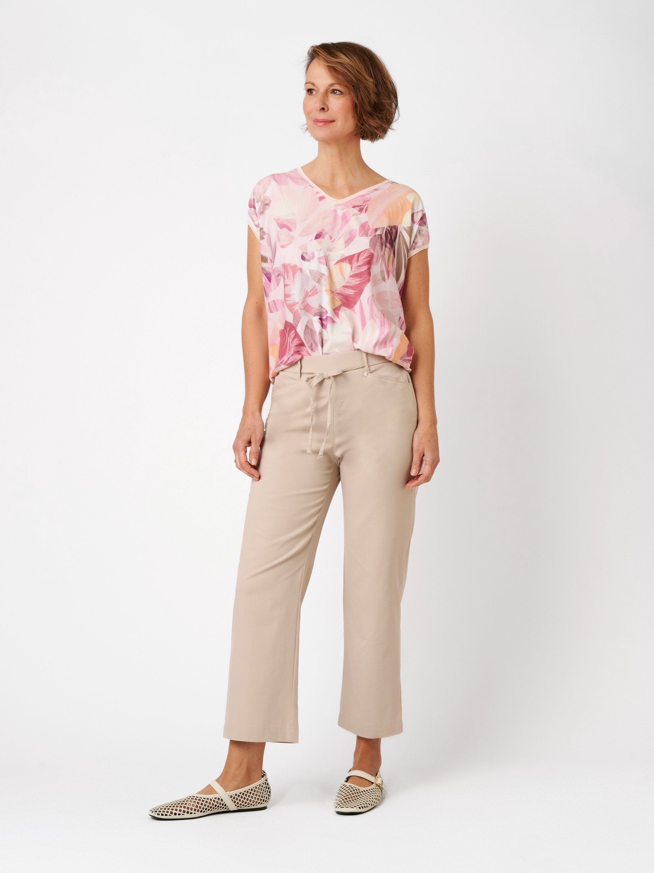 Damenshirt Sweet Pia in rose / offwhite, Sommershirt mit tropischem Druck, Outfitansicht am Model