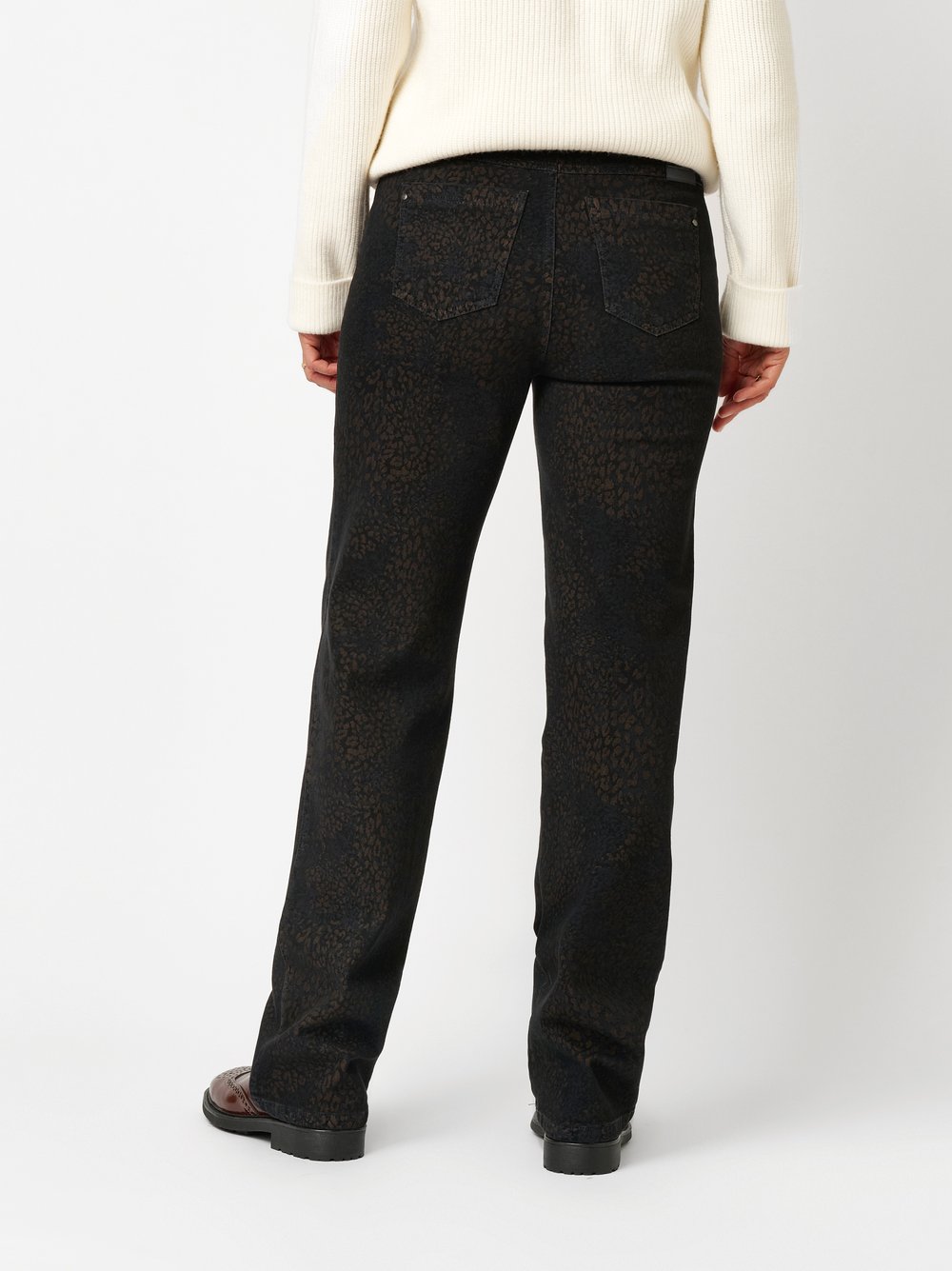 Damenjeans Meine beste Freundin in Dunkelbraun, straight-Fit Hose mit Leoprint, Rueckansicht am Model getragen