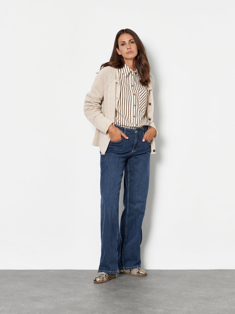 Damenjeans Liv Wide in Dark Blue, wide-Leg Jeans, Outfitansicht am Model