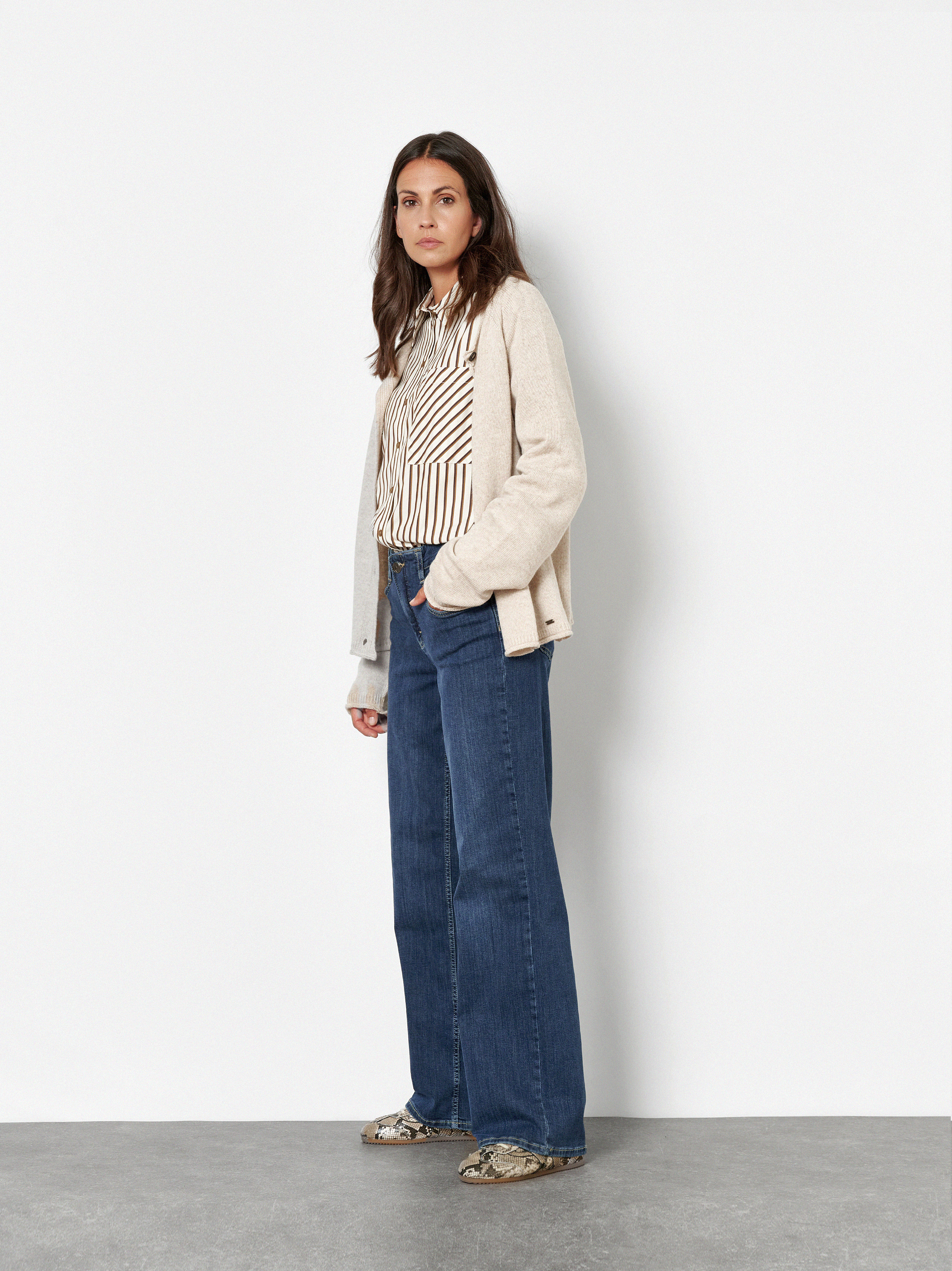Damenjeans Liv Wide in Dark Blue, wide-Leg Jeans, Outfitansicht am Model