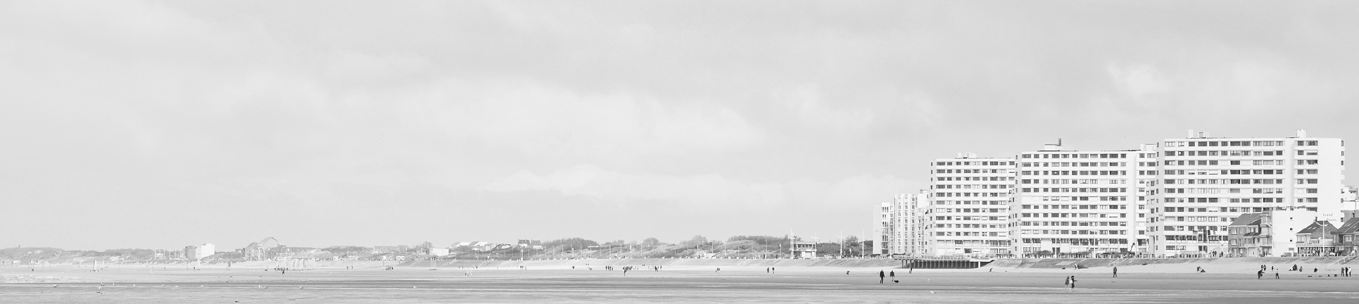Wide beach promenade with modern buildings in Dunkerque – reflecting TONI’s vision of sustainability and forward thinking.