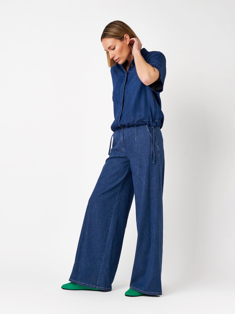 Damenjeans Jenny Palazzo in blue, Wide Leg aus fliessendem Denim, Outfitansicht am Model