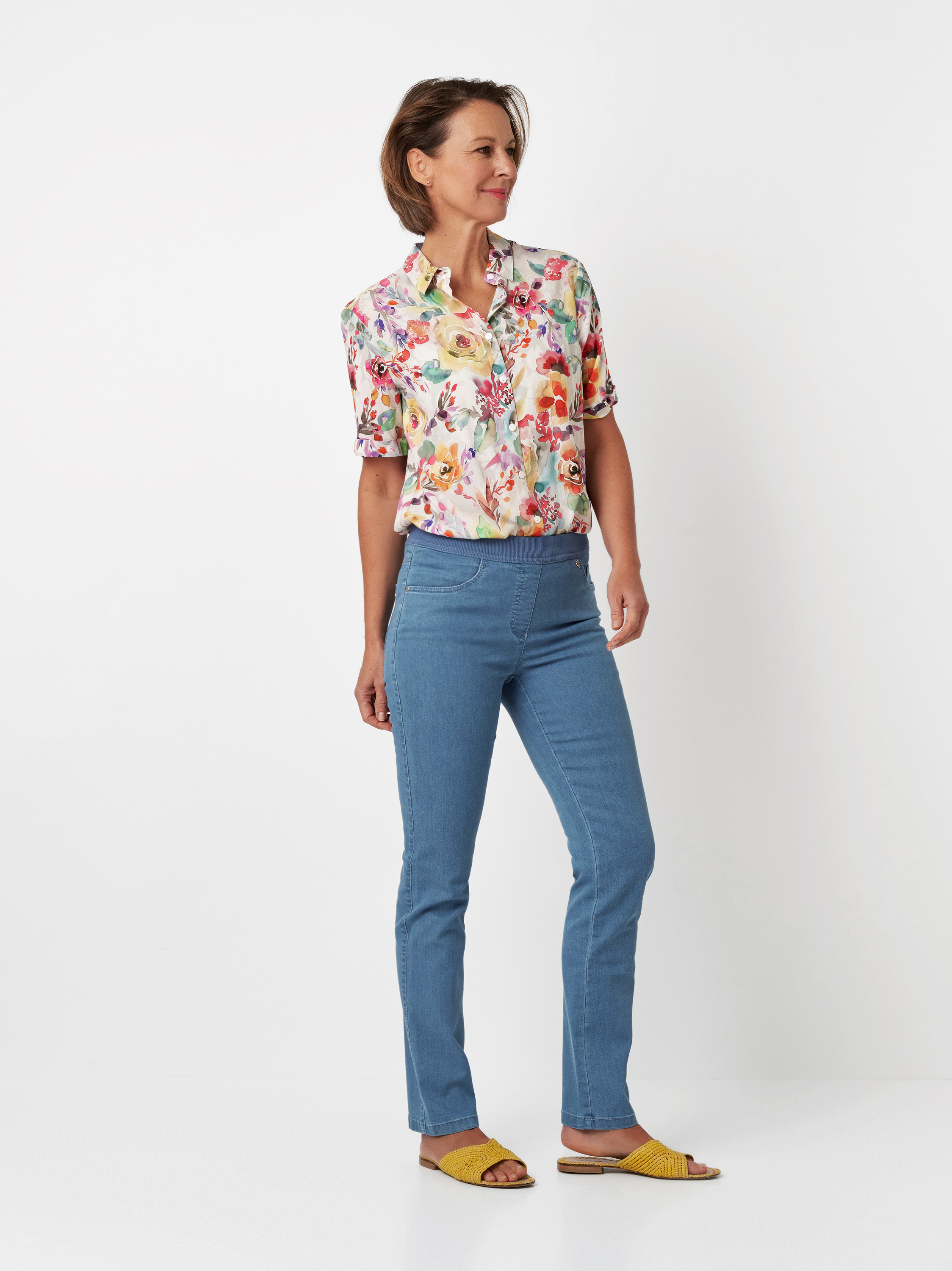 Damenhose My Darling Slim in light blue, 5-Pocket mit Jerseybund, Frontansicht am Model getragen