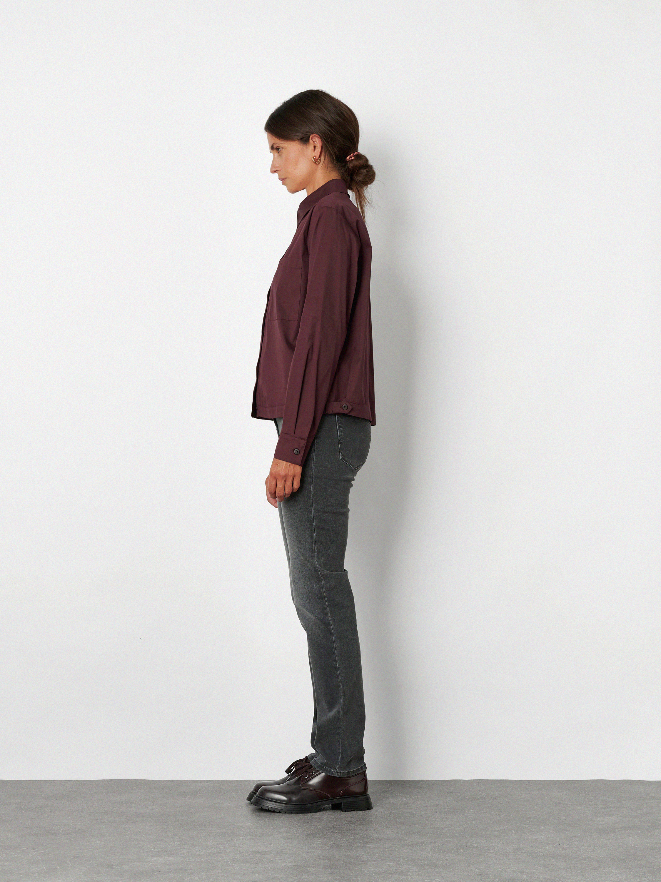 Damenjeans Perfect Shape in Grau, Jeans mit Shapingeffekt, Frontansicht am Model getragen