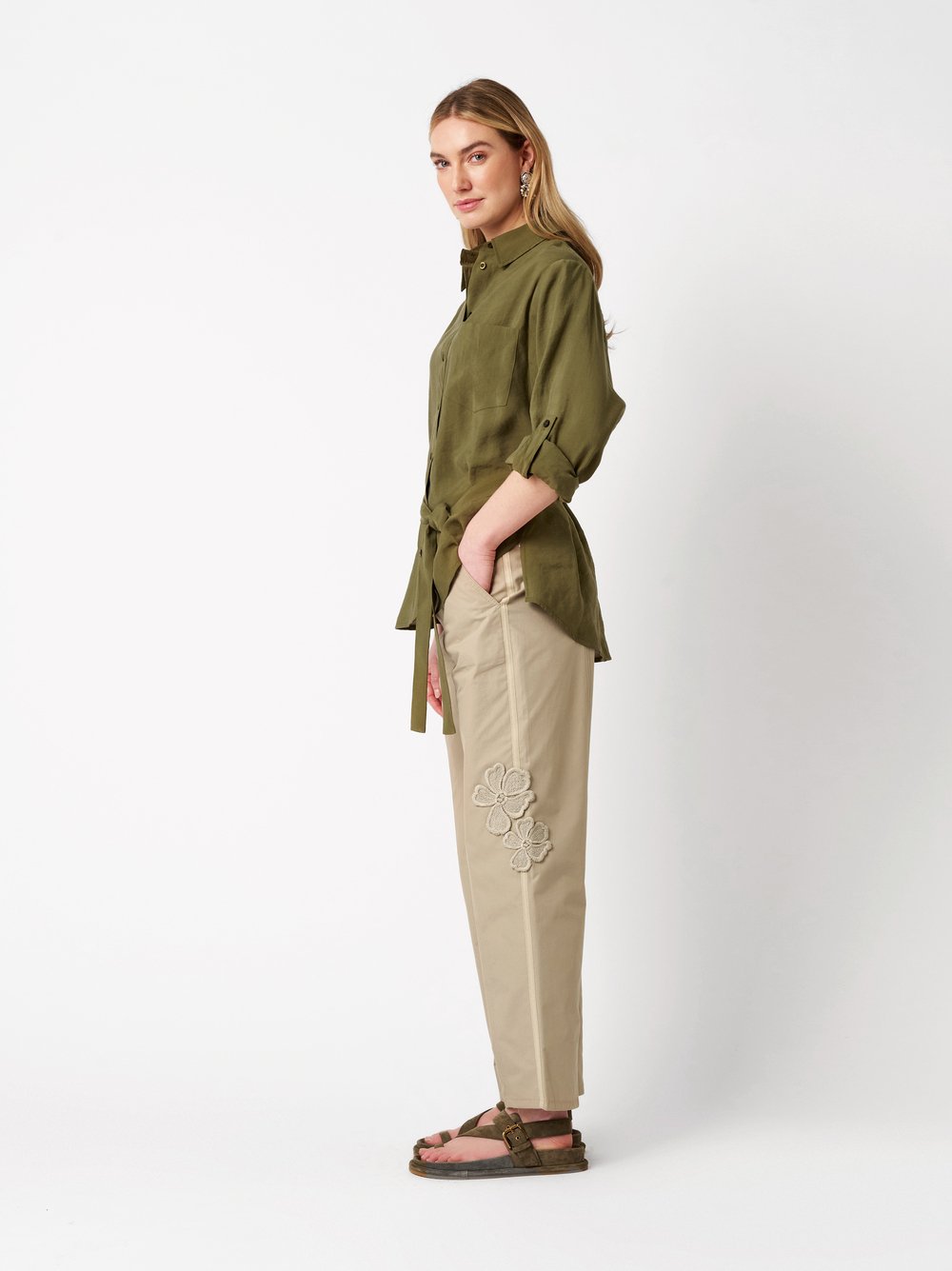 Damenhose Elli Barrel in beige, entspannte Hose mit Blueten-Patches, Outfitansicht am Model