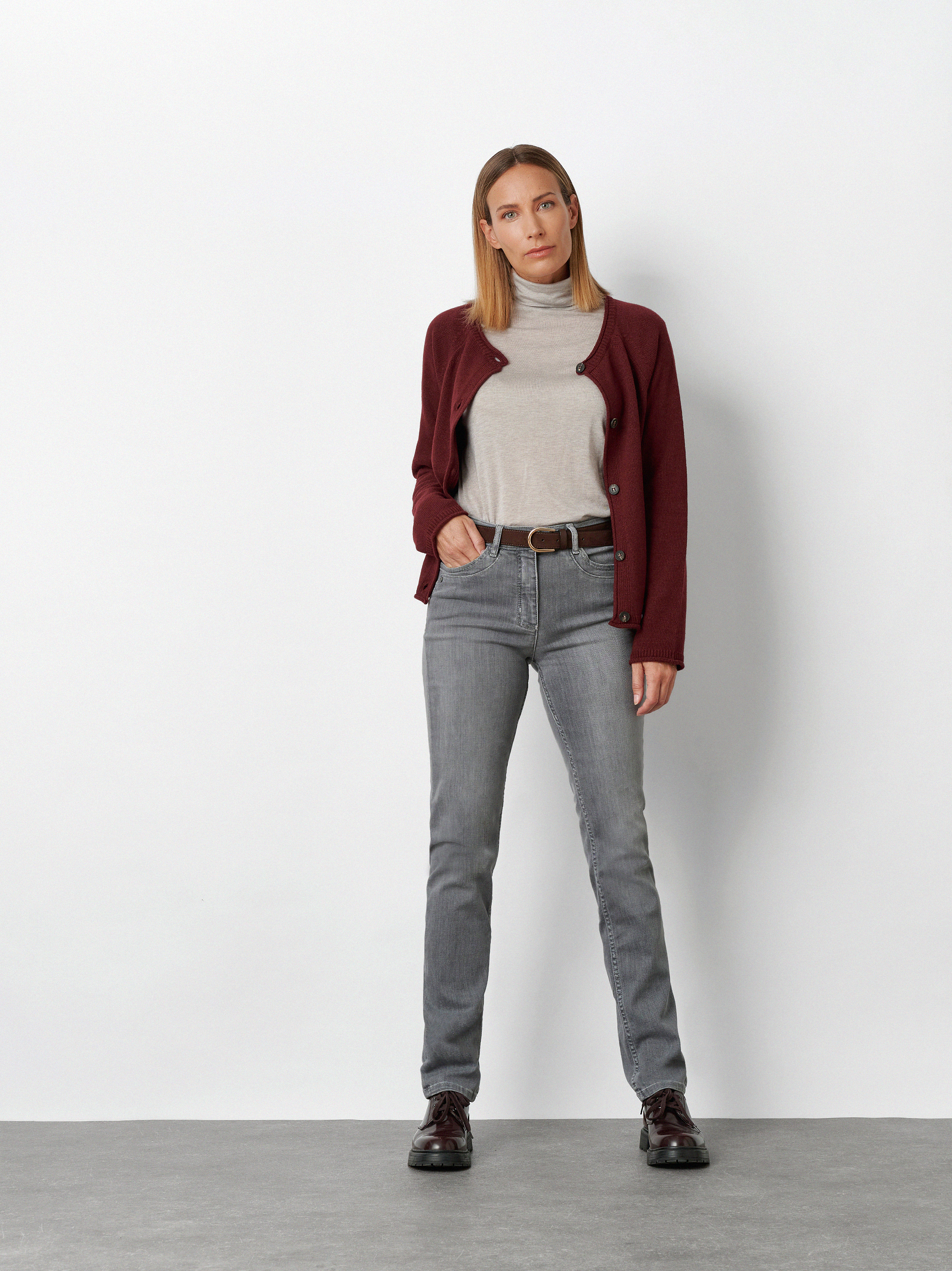 Damenjeans Be Loved in Grau, slim-Fit Jeans mit hohem Bund, Outfitansicht am Model