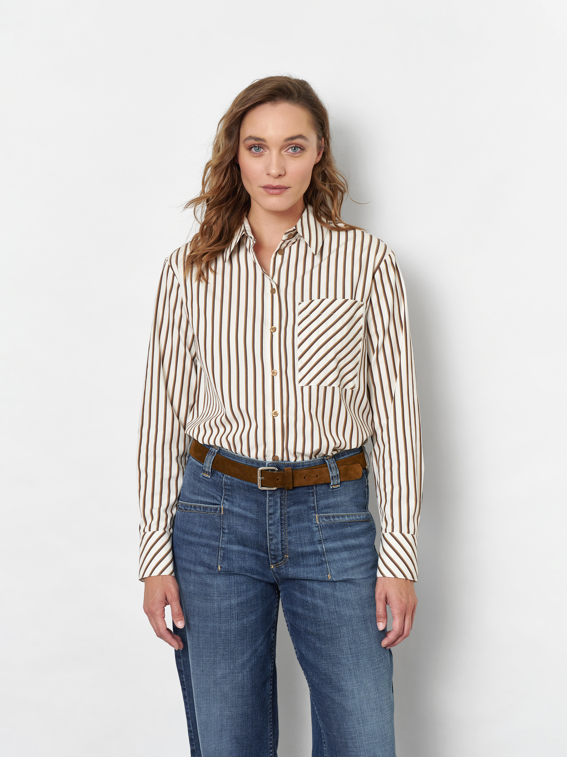 Damenbluse Clyde in Creme/Braun, Gestreiftes Hemd aus Baumwolle, Frontansicht am Model getragen