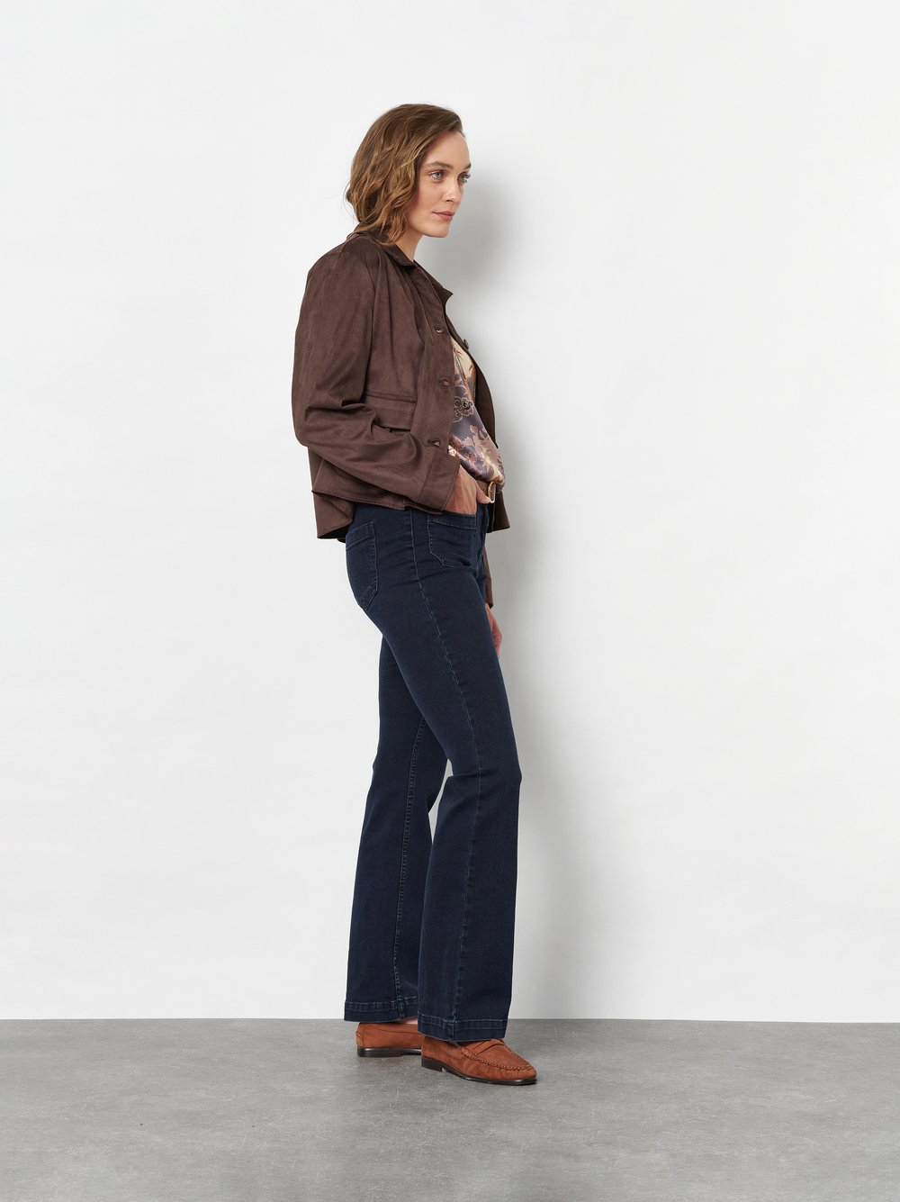 Damenjeans Perfect Shape in Dark Blue, bootcut-Jeans mit Fronttaschen, Outfitansicht am Model