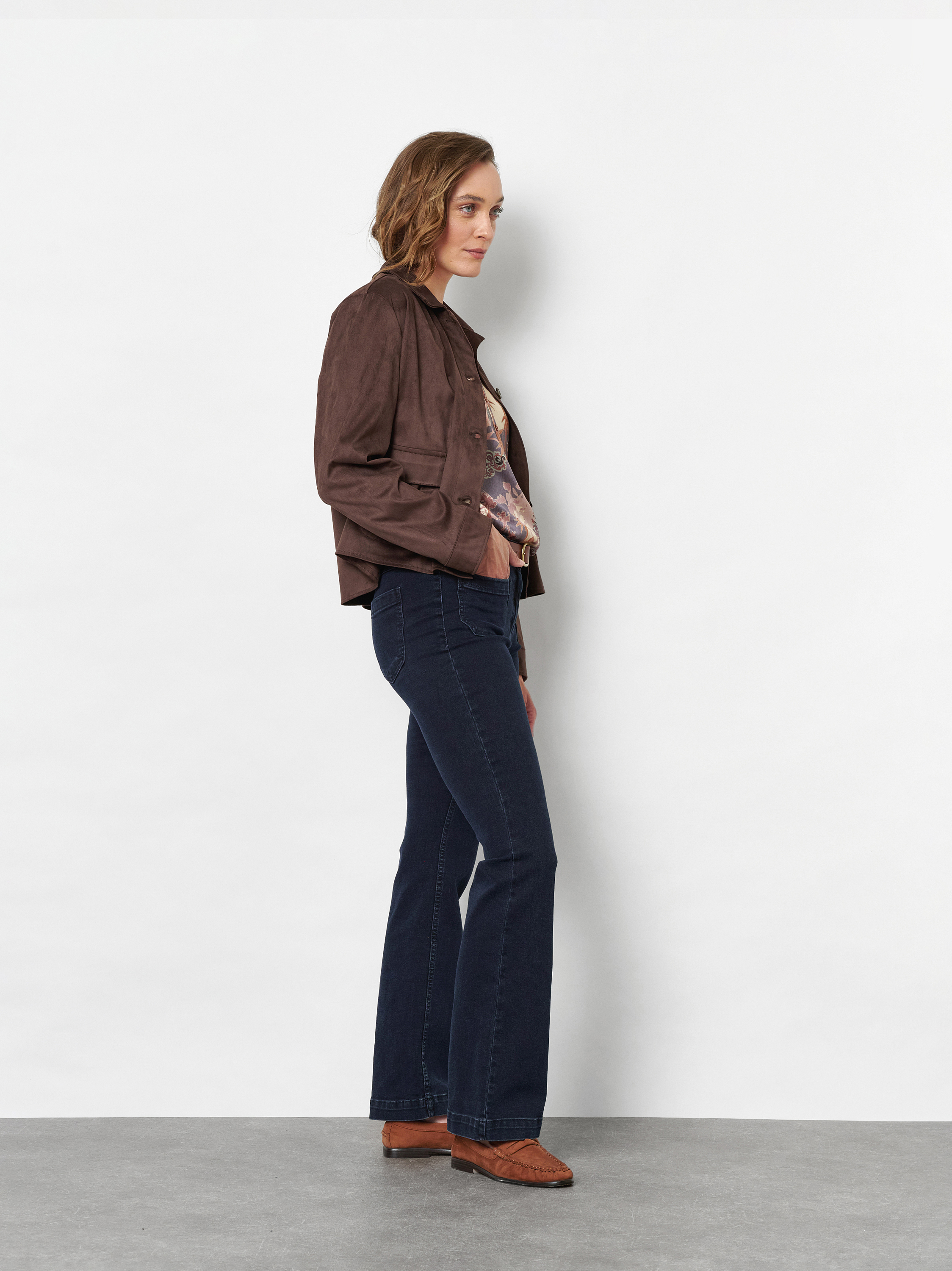 Damenjeans Perfect Shape in Dark Blue, bootcut-Jeans mit Fronttaschen, Outfitansicht am Model