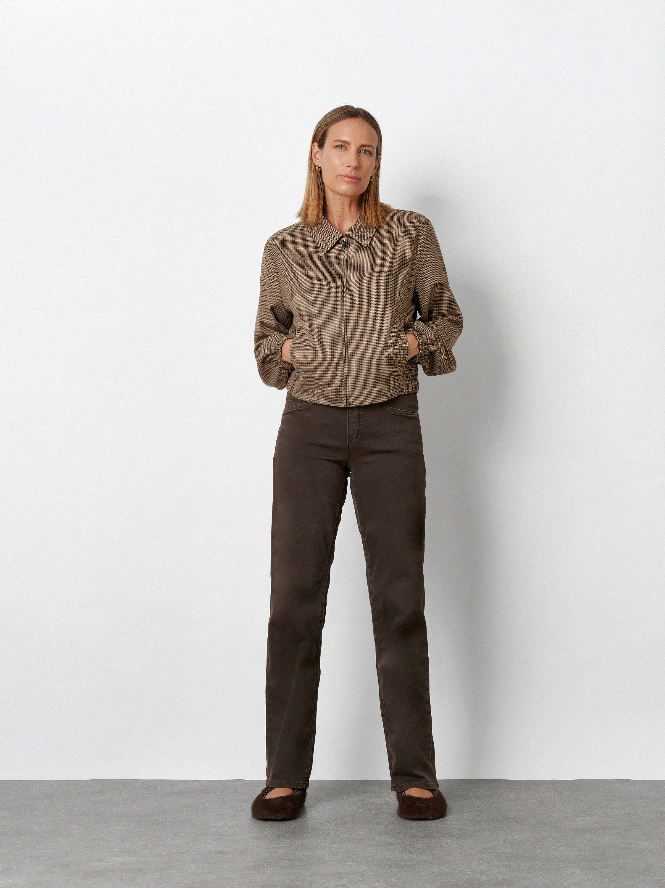 Womens jeans Liv Straight in Dark Brown, straight-fit jeans, front view worn by model