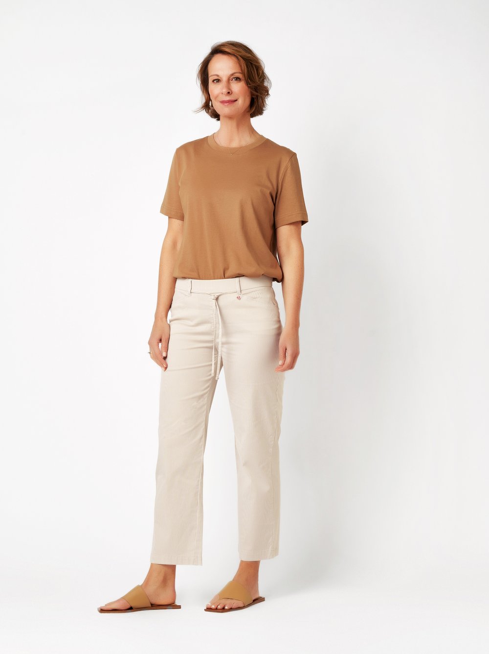 Damenhose Scarlet 3/4 in beige / white, Entspannte 3/4-Hose mit dezenten Streifen, Outfitansicht am Model