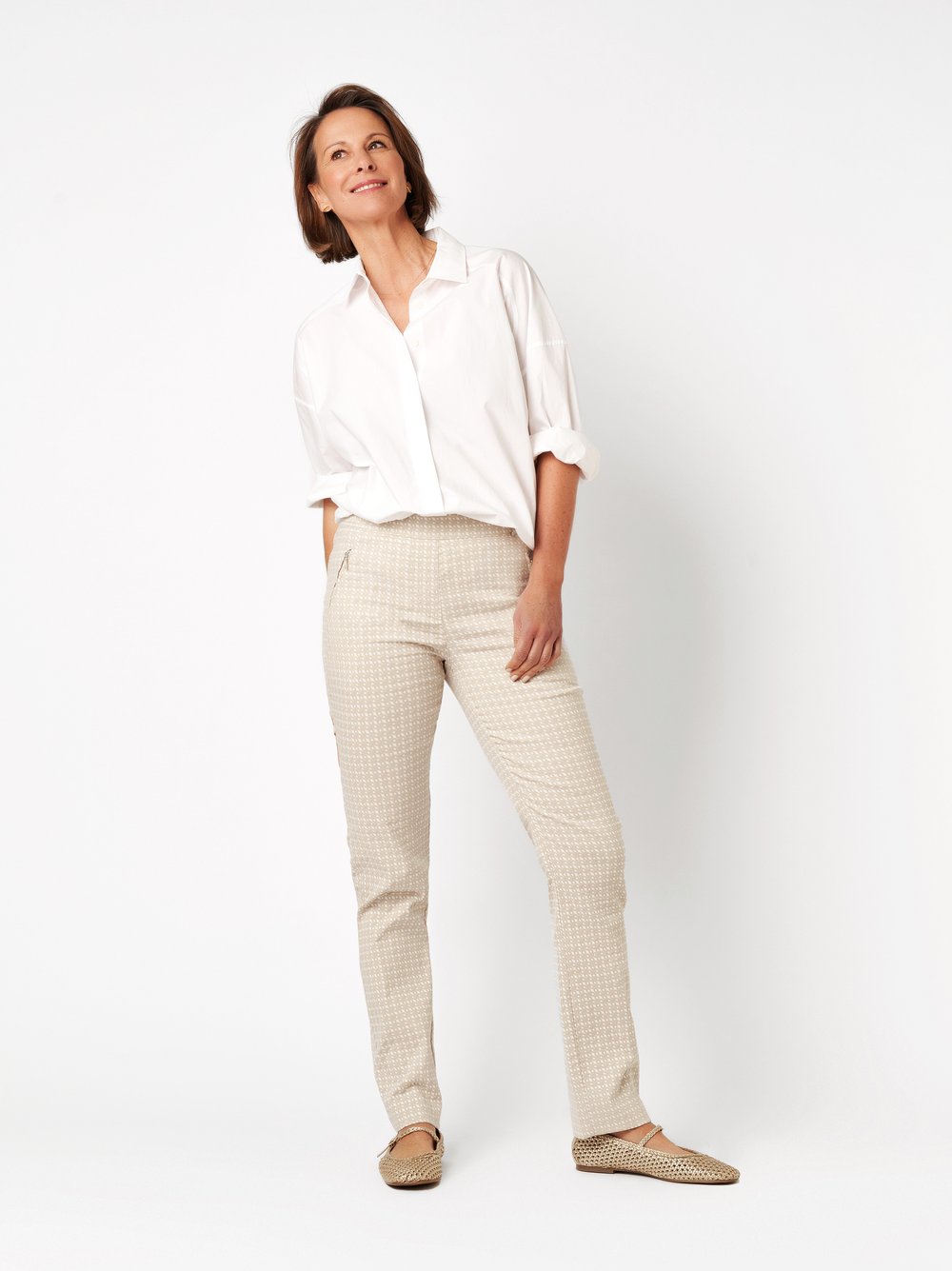 Damenhose Alice Slim in beige / white, slim-Fit Hose aus strukturiertem Jacquard, Outfitansicht am Model