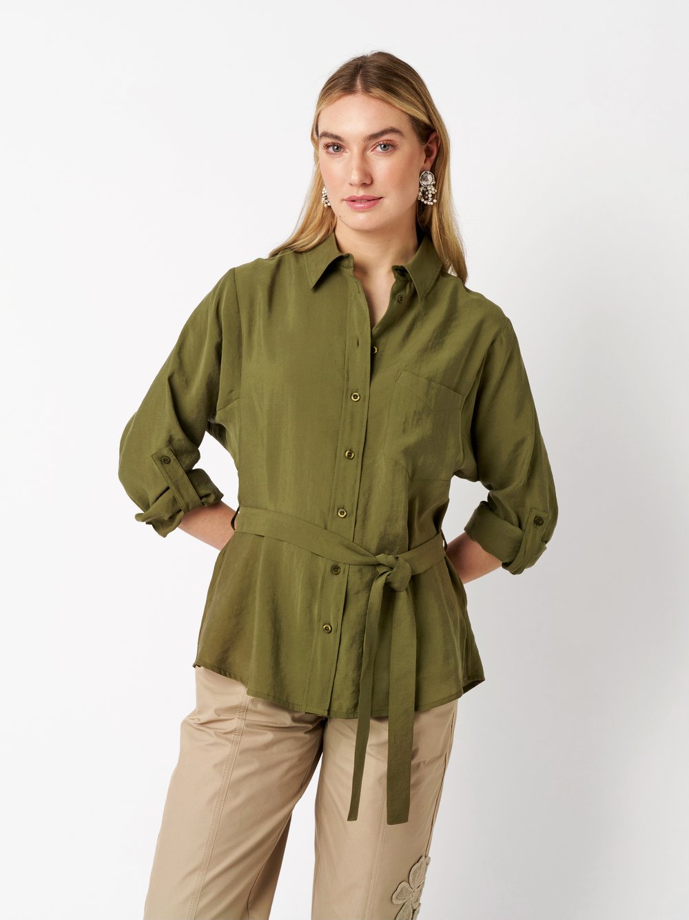 Damenbluse Caja in khaki, Leichtes Hemd mit Taillenguertel, Frontansicht am Model getragen