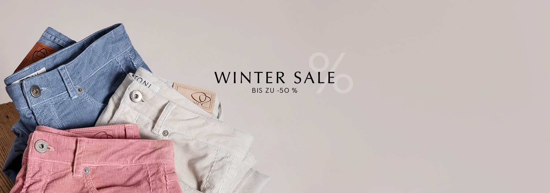 Mehrere TONI Hosen aus feinem Cord in Blau, Rosa und Natur – Teaser zur Kategorie SALE mit bis zu 50 % Rabatt