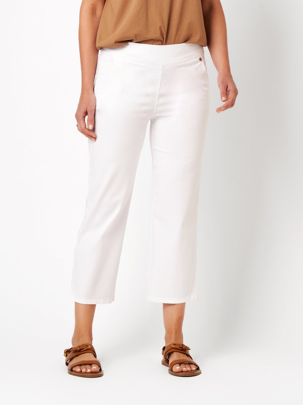 Damenjeans Scarlet 3/4 in white, Weite 3/4-Hose, Frontansicht am Model getragen