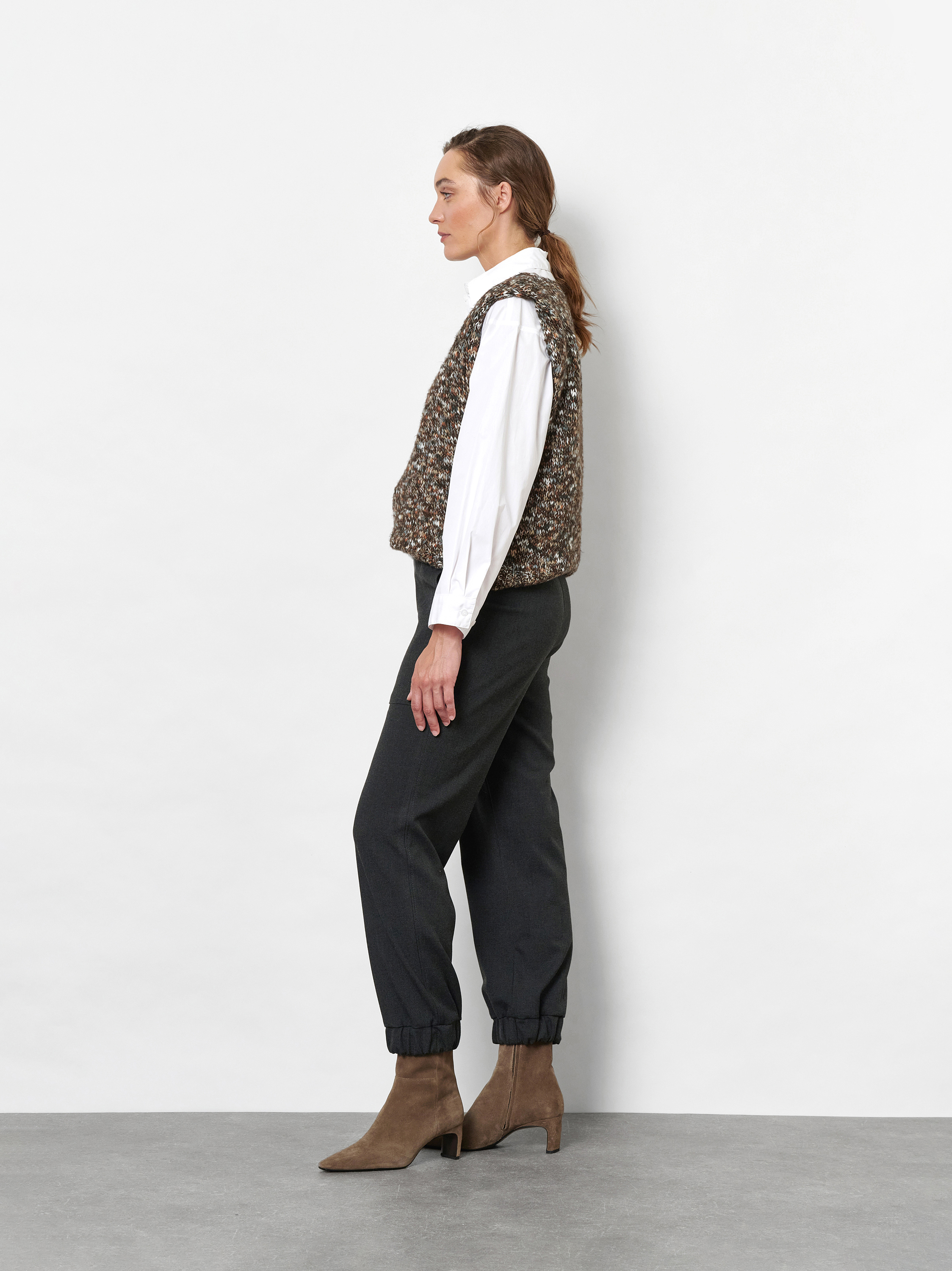 Damenhose Sue Jogpants in Anthrazit, Moderne Jogpants aus Gabardine, Outfitansicht am Model