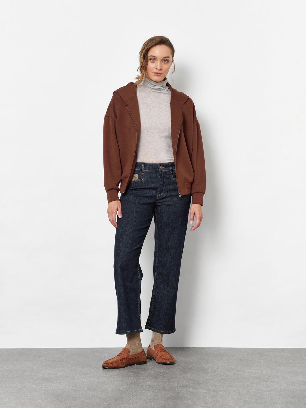 Damenjacke Emilia in Rostrot, hoodie-Jacke aus softem Scuba, Outfitansicht am Model