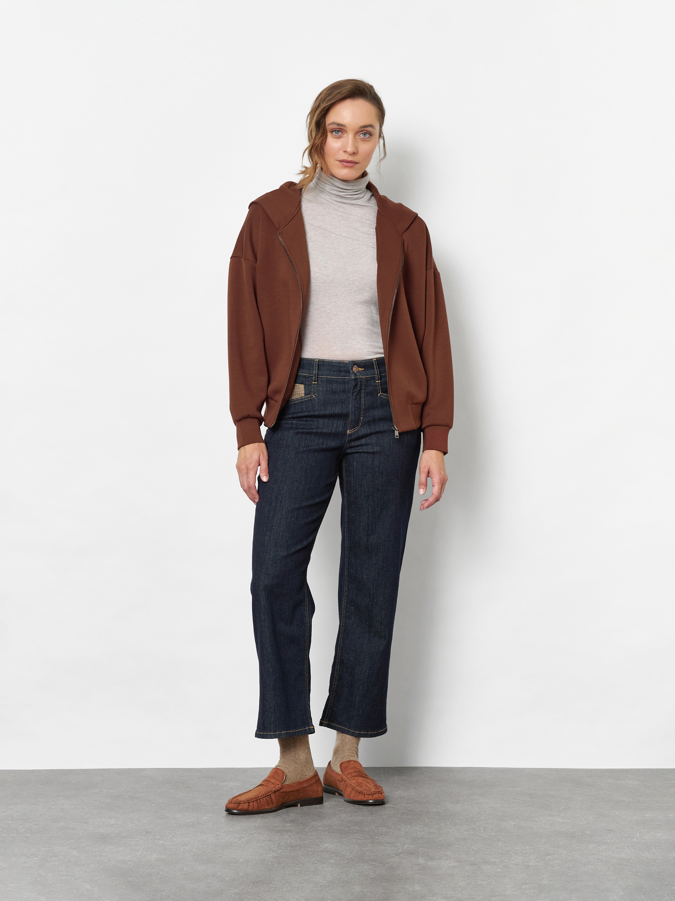 Damenjacke Emilia in Rostrot, hoodie-Jacke aus softem Scuba, Outfitansicht am Model