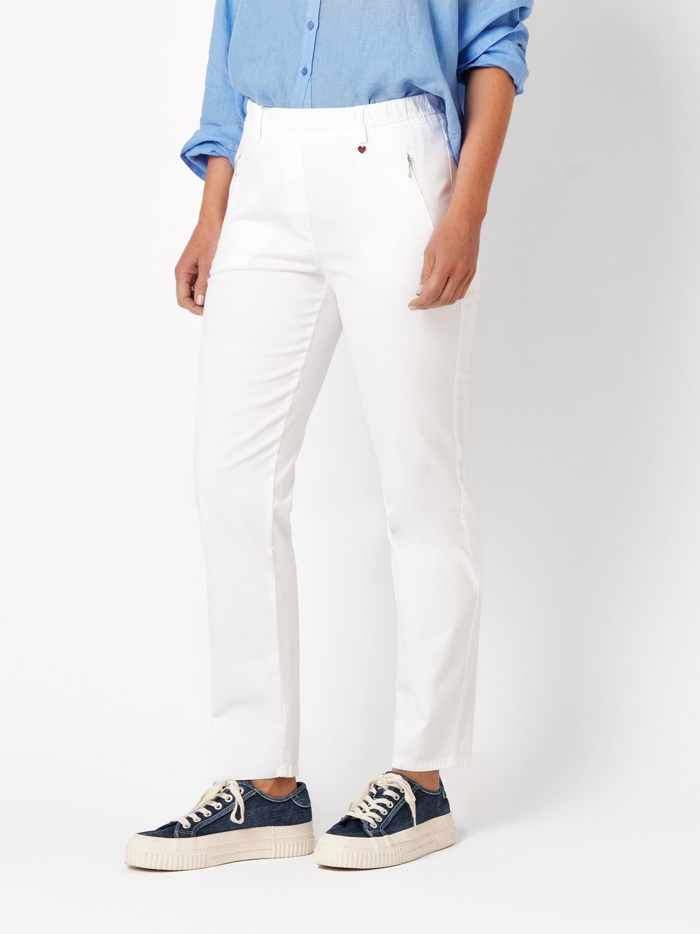 Damenhose Alice Slim 7/8 in weiss, 7/8-Hose mit Zippertaschen, Frontansicht am Model getragen