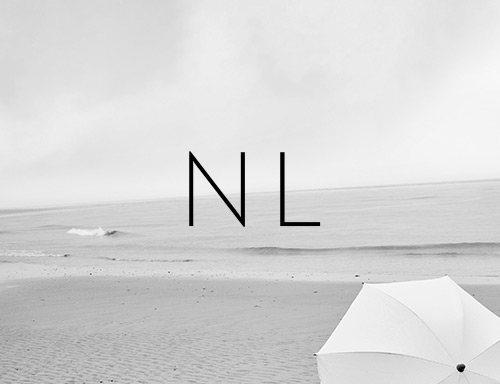 Beach scene with umbrella in black and white – visual for returns from the Netherlands at TONI.