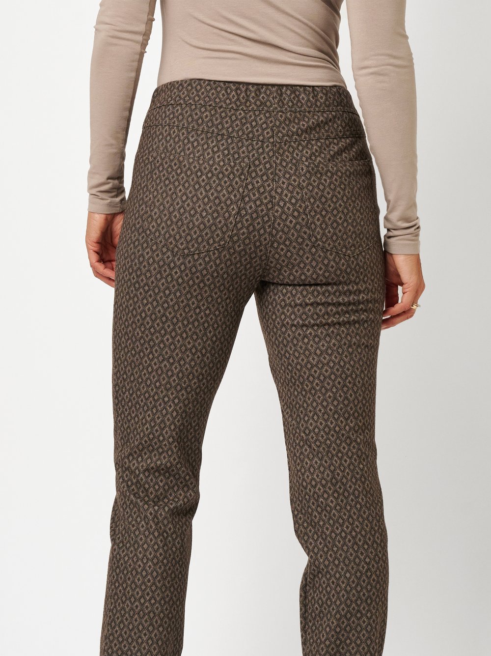 Damenhose Alice Zip in Braun, Schlupfhose mit Rautenmuster und Zippertaschen, zweite Detailansicht