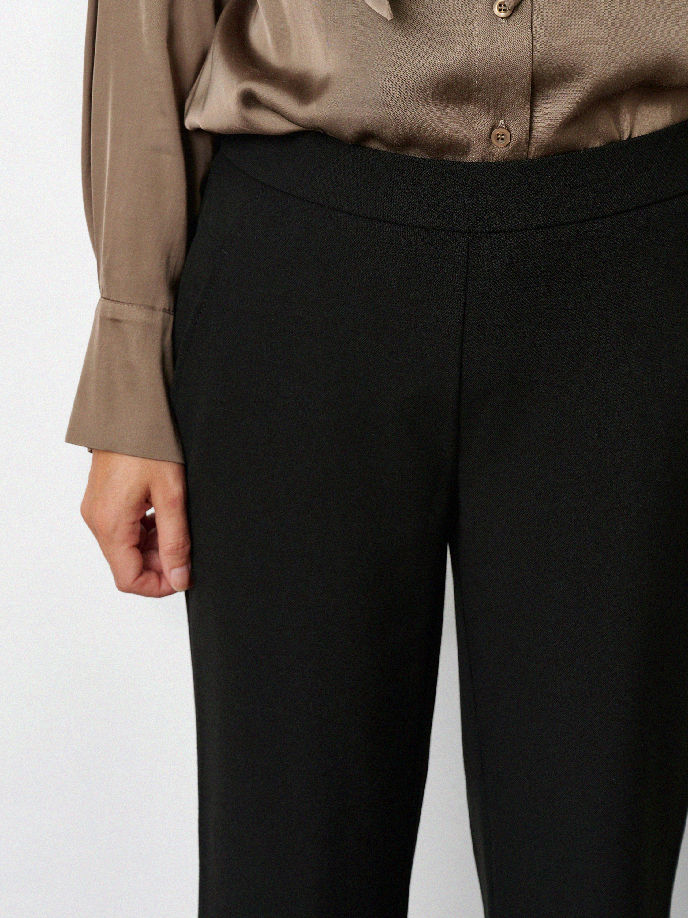 Damenhose Sue in Schwarz, Weite 7/8-Hose aus Gabardine, zweite Detailansicht