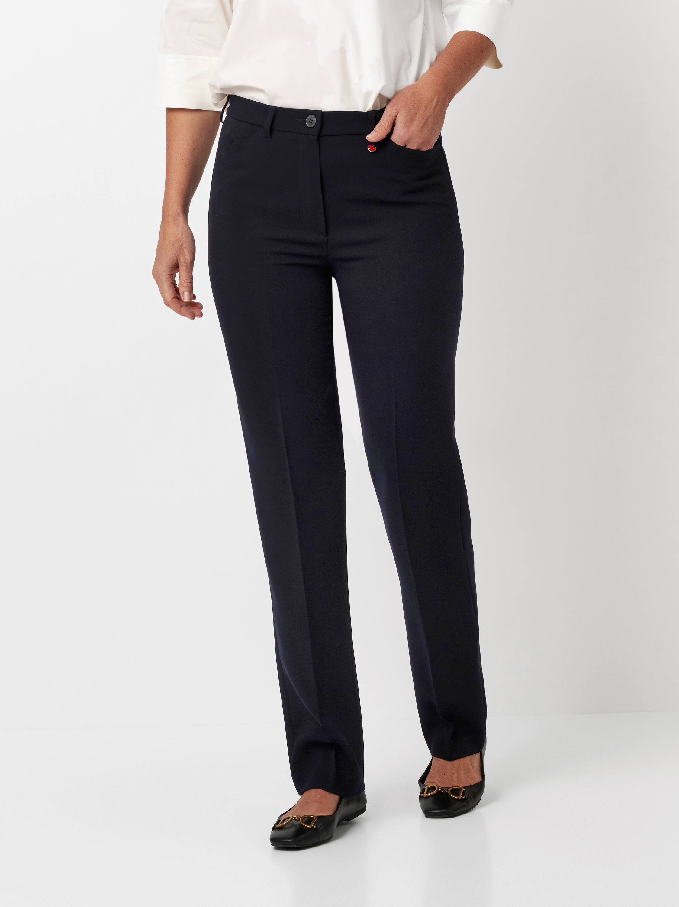 Damenhose Steffi in navy, knitterfreie Buegelfaltenhose, Outfitansicht am Model