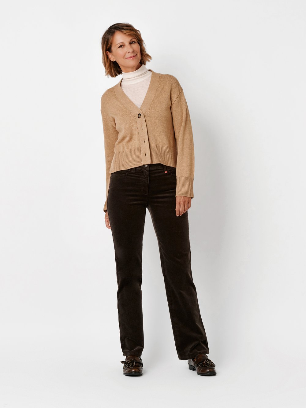 Damenhose Meine beste Freundin in Dunkelbraun, straight-Fit Cordhose, Outfitansicht am Model