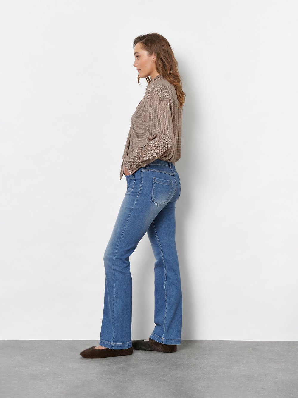 Damenjeans Perfect Shape in Mid Blue Used, bootcut-Jeans mit Fronttaschen, Frontansicht am Model getragen