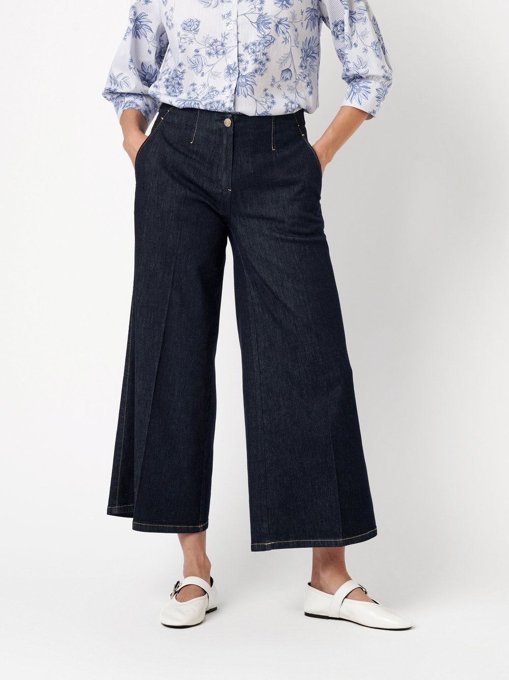 Damenjeans Jenny Culotte in dark blue, Jeans-Culotte mit cleanem Formbund, Frontansicht am Model getragen