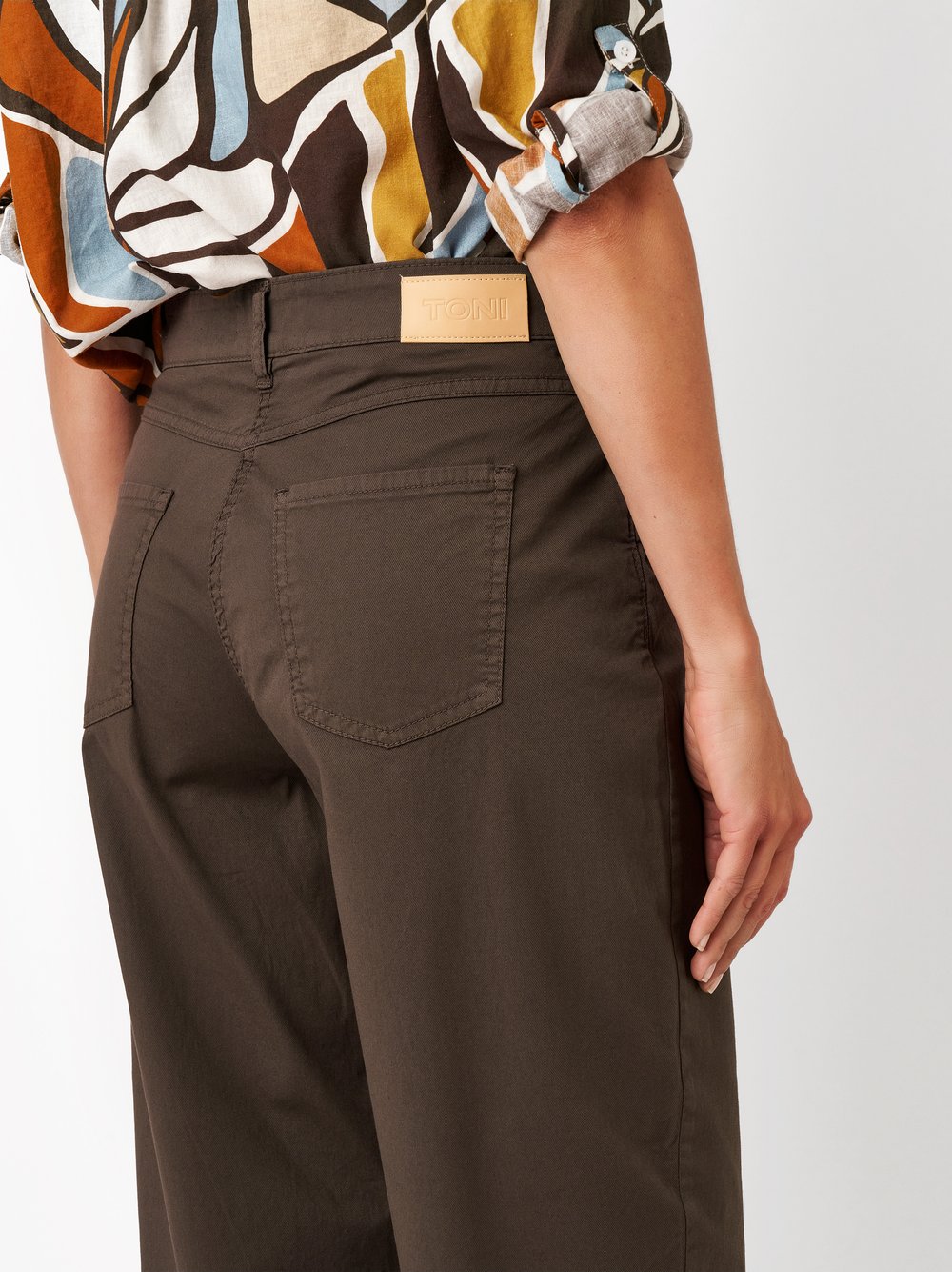 Damenhose Liv Barrel in dark brown, barrel-Fit Hose aus Sommertwill, Detailansicht