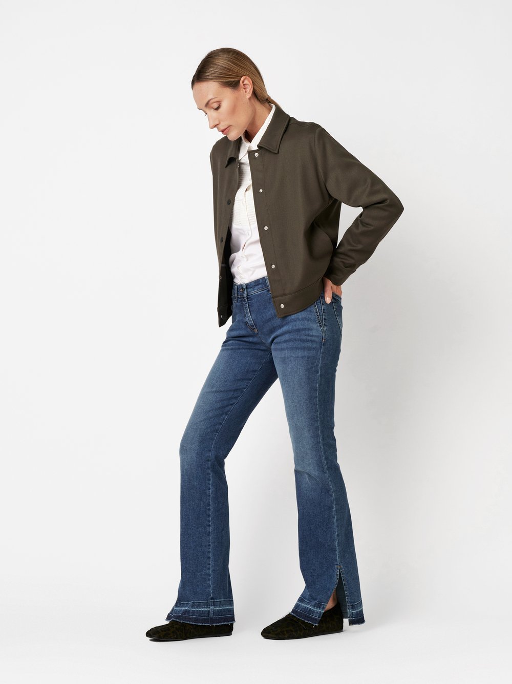 Bootcut-Jeans mit offenen Säumen und Schlitzen | Style »Perfect Shape« mid blue
