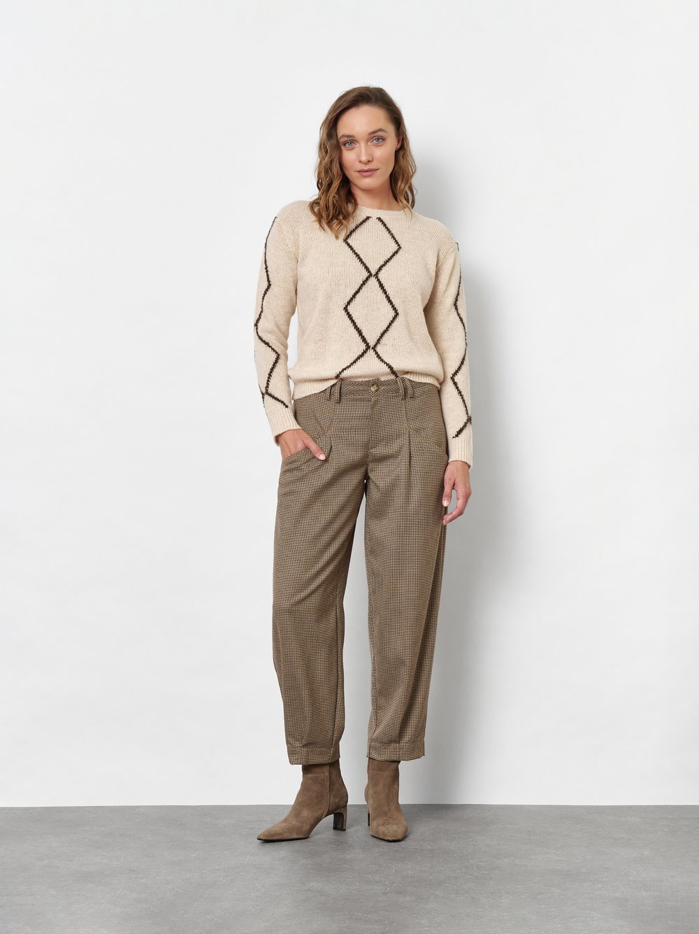 Damenpullover Hedi in Beige, Strickpullover mit Rautendesign, Outfitansicht am Model
