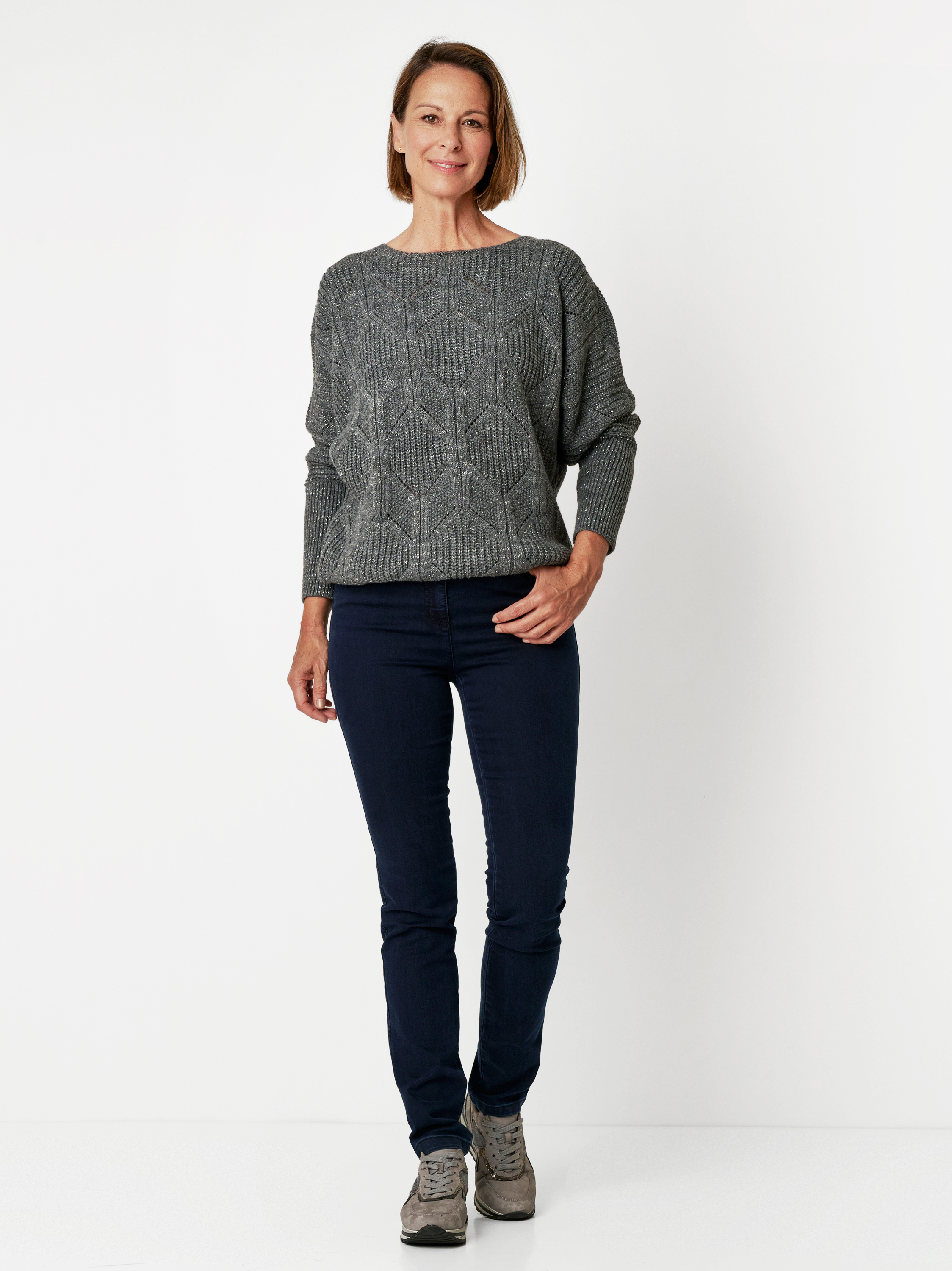 Damenhose Meine beste Freundin Slim in dark blue, Schmale 5-Pocket Hose, Outfitansicht am Model