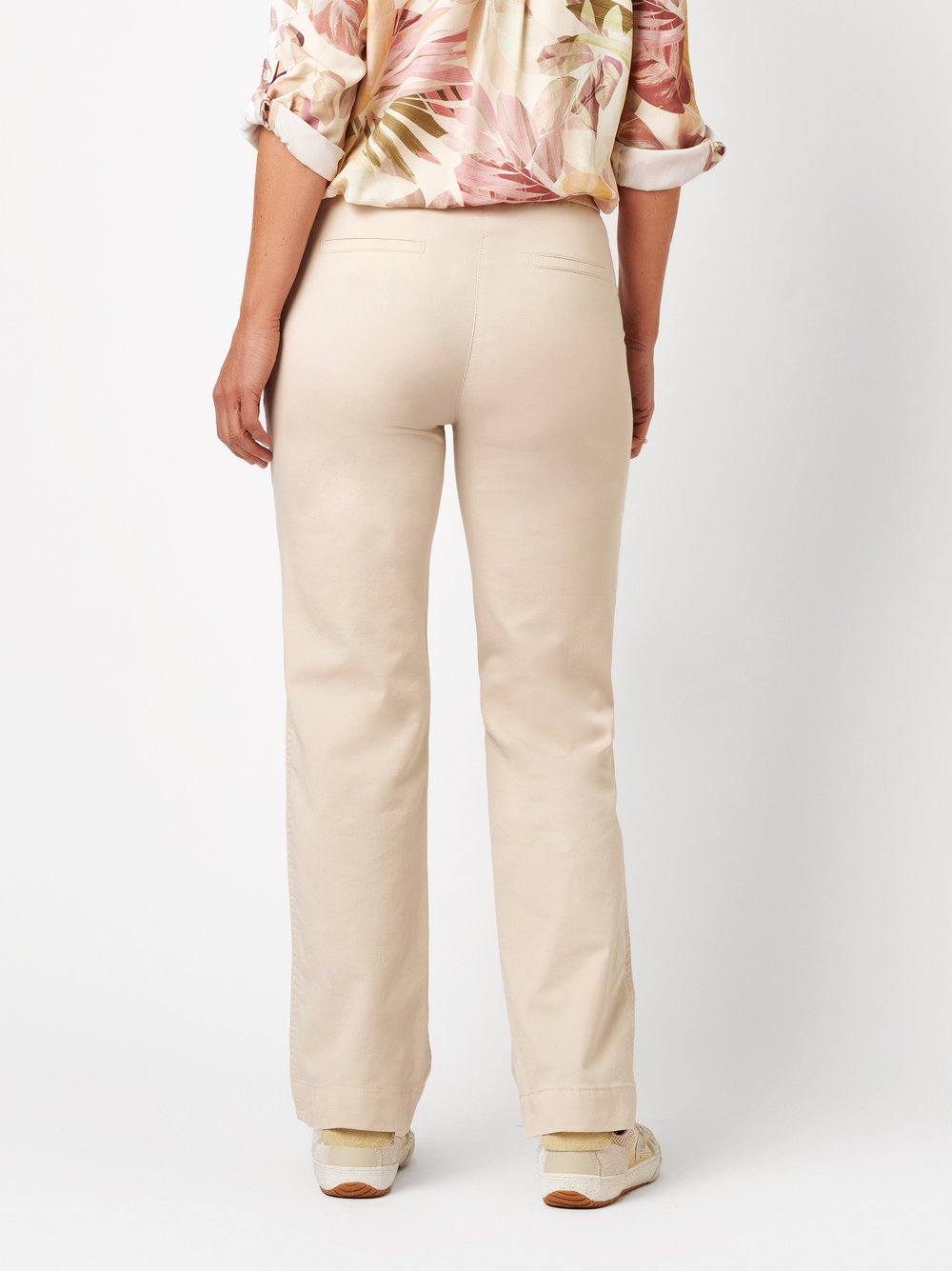 Damenhose Scarlet Wide in sand, weite, leichte Hose mit Gummibund, Rueckansicht am Model getragen
