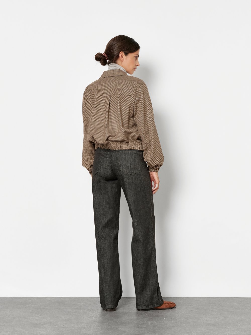Damenjeans Liv Wide in Dunkelbraun, wide-Leg Jeans, Rueckansicht am Model getragen