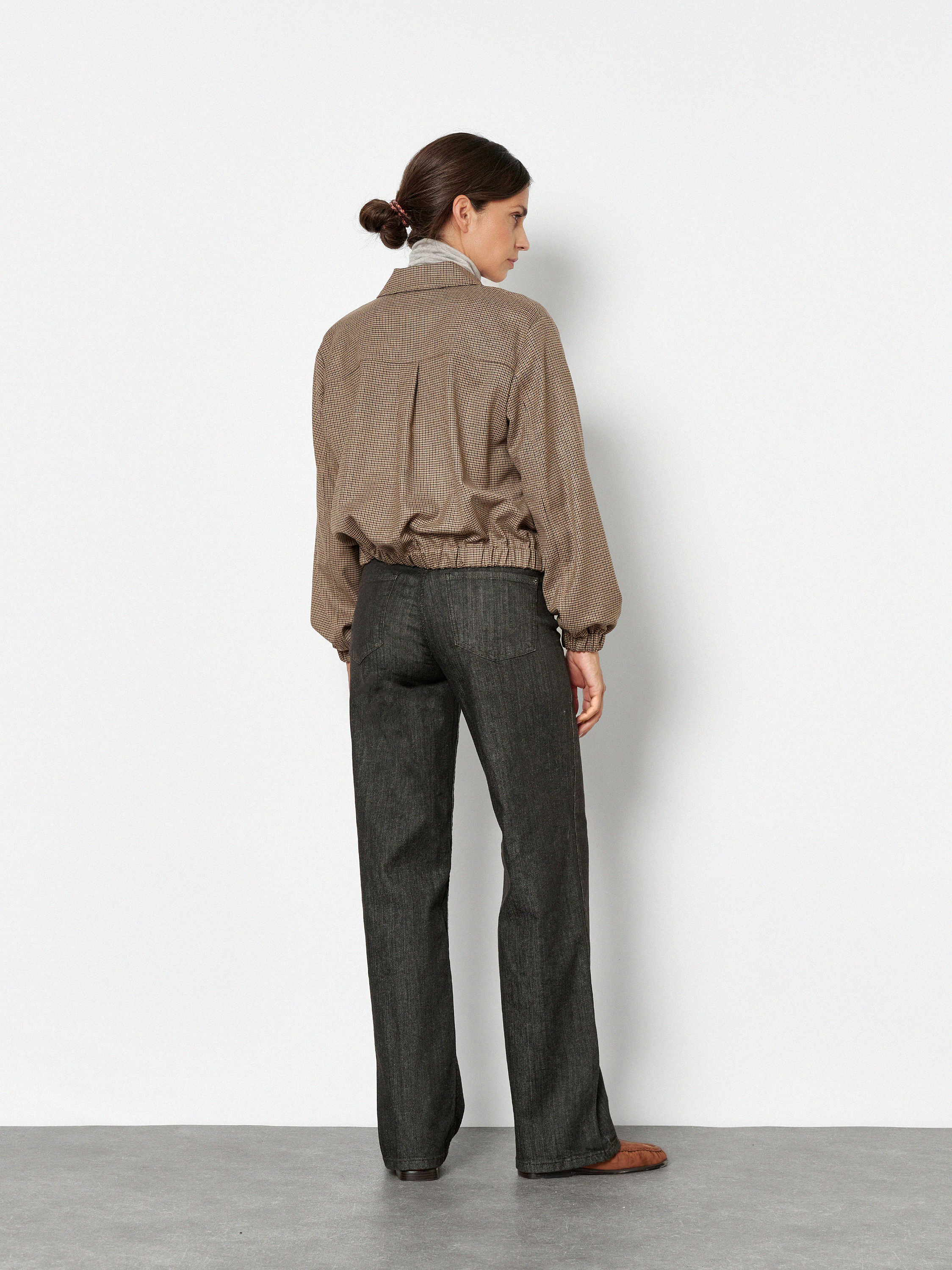 Damenjeans Liv Wide in Dunkelbraun, wide-Leg Jeans, Rueckansicht am Model getragen