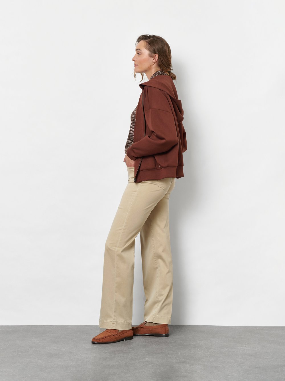 Damenhose Jenny Wide in Sand, wide-Leg Hose aus Baumwollsatin, Frontansicht am Model getragen