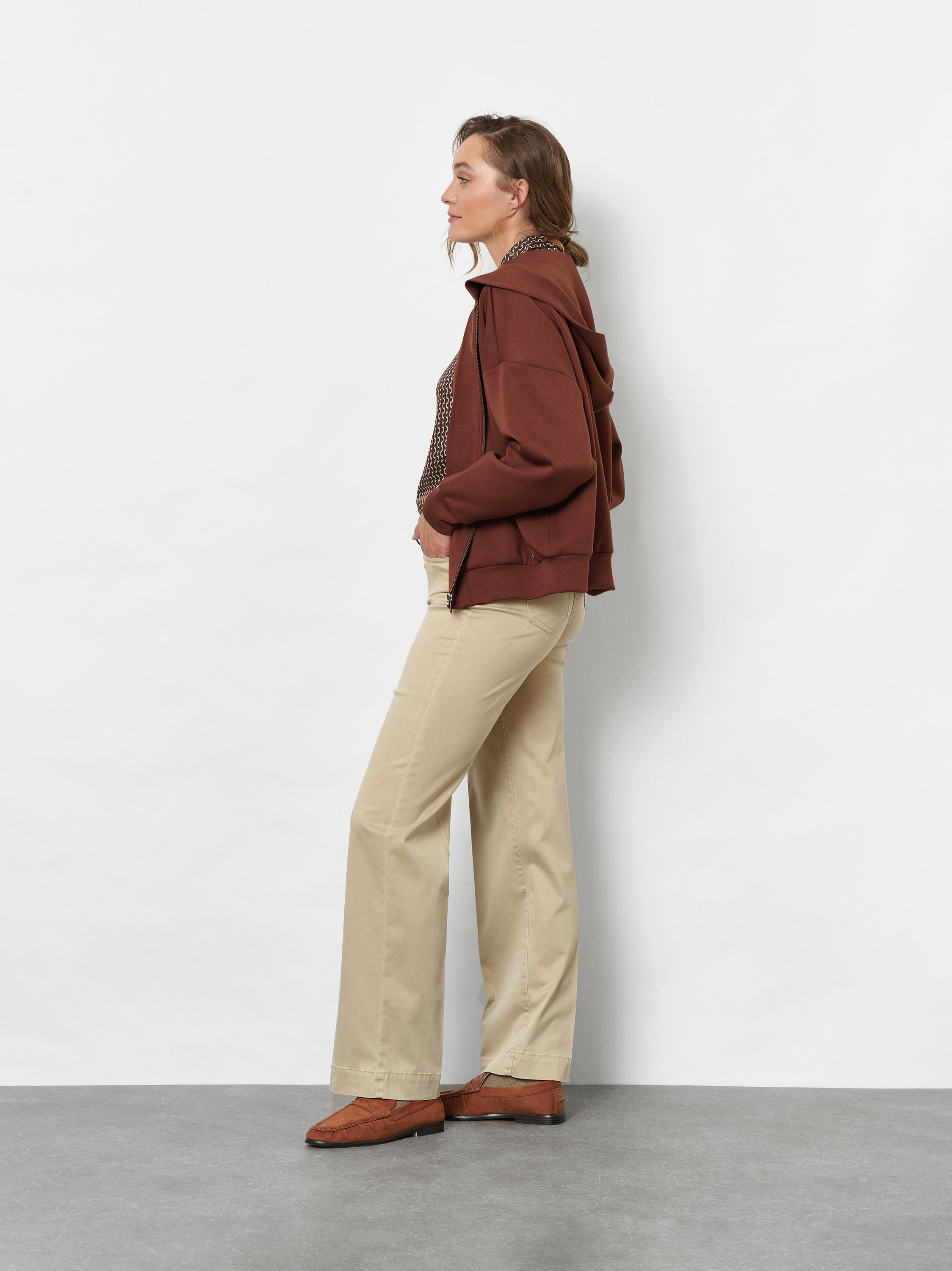 Damenhose Jenny Wide in Sand, wide-Leg Hose aus Baumwollsatin, Frontansicht am Model getragen