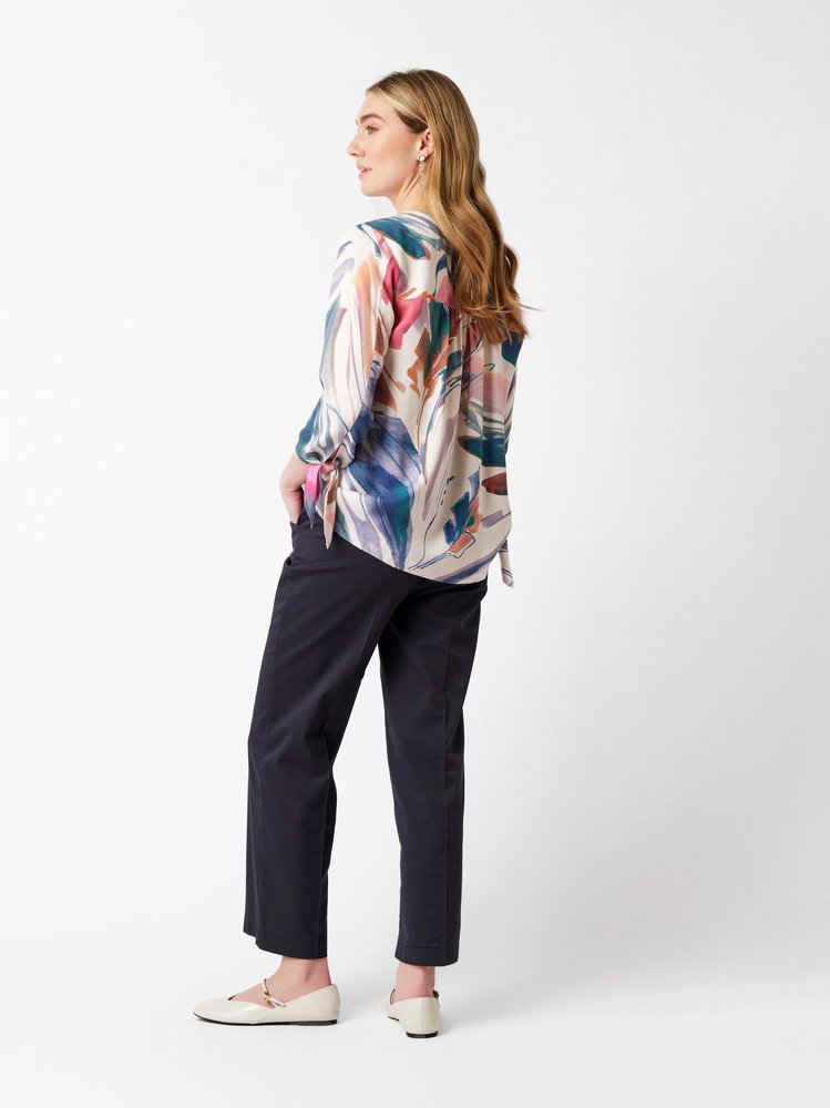 Damenbluse Anna in multicolour, Schlupfbluse mit kunstvollem Druck, Rueckansicht am Model getragen