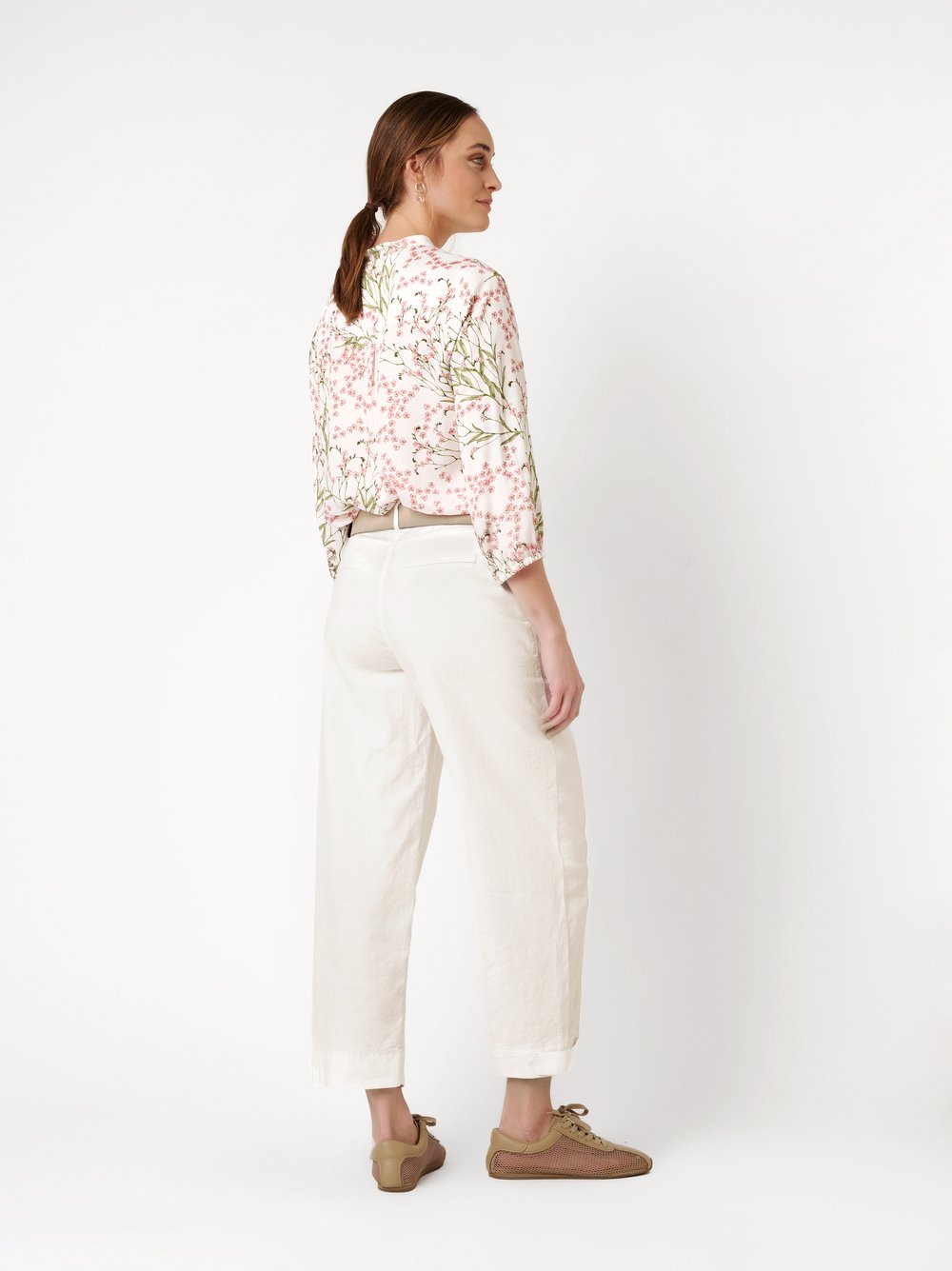 Damenjeans Liv Barrel in offwhite, Luftige Barrel-Fit Hose mit Schnallen, Rueckansicht am Model getragen