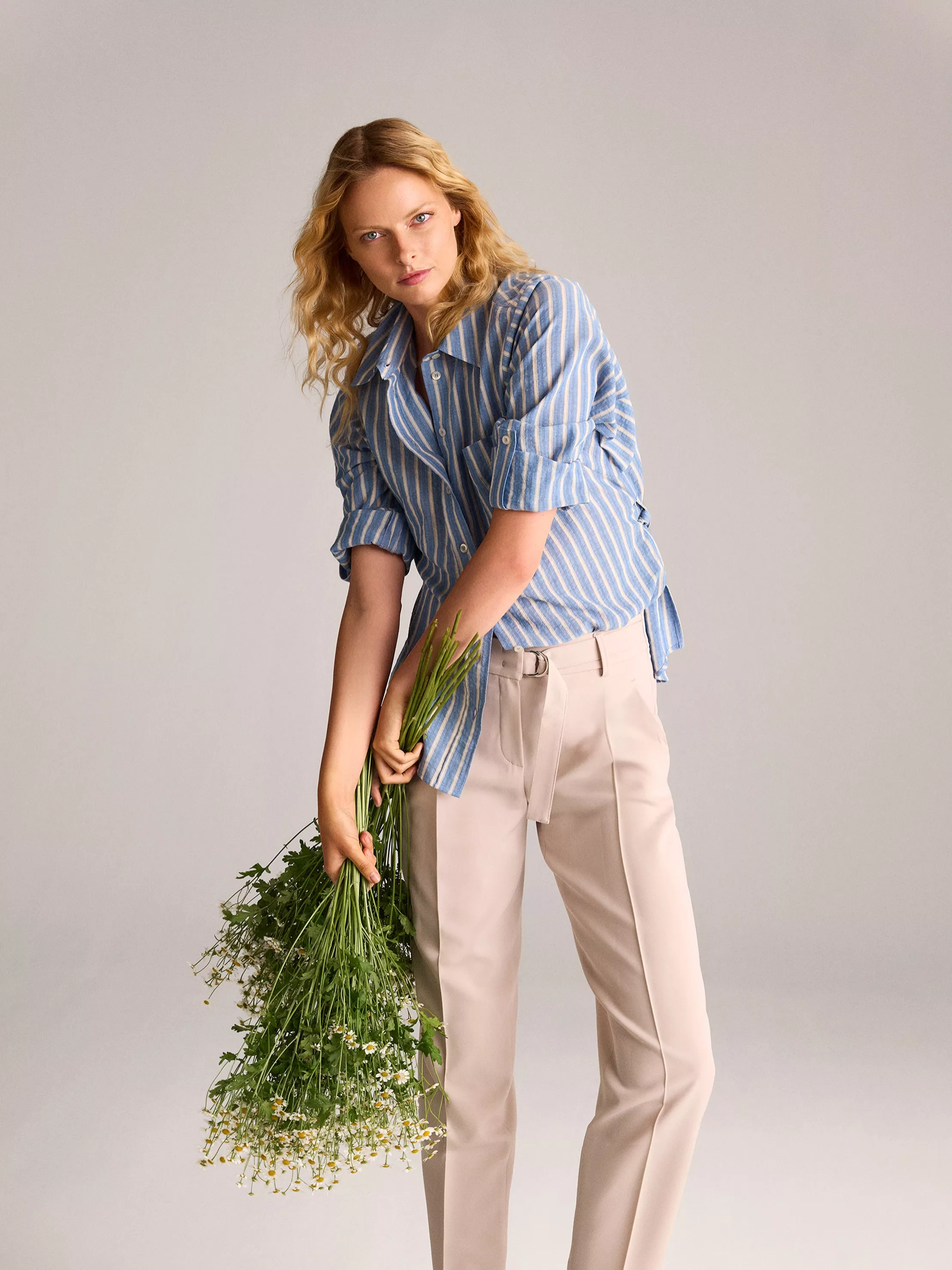 Frisch kombiniert und genau richtig für sonnige Tage. Unser Hemd »Caja« bringt entspannte Eleganz und sommerliche Leichtigkeit zusammen.
 
#TONIFashion #FreshSummer
