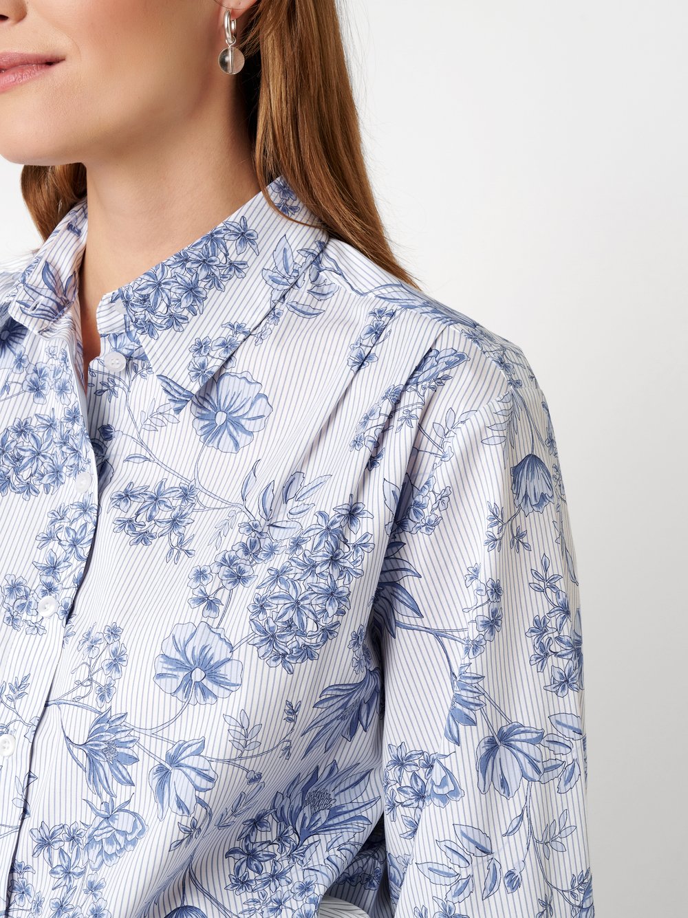 Damenbluse Becca in white / blue, Bluse mit Streifen- und Bluetendruck, Detailansicht