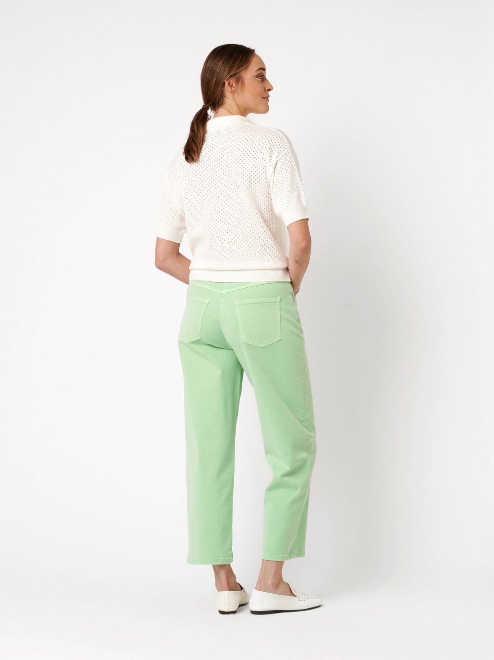 Damenjeans Liv Barrel in light green, Barrel-Fit Jeans, Rueckansicht am Model getragen