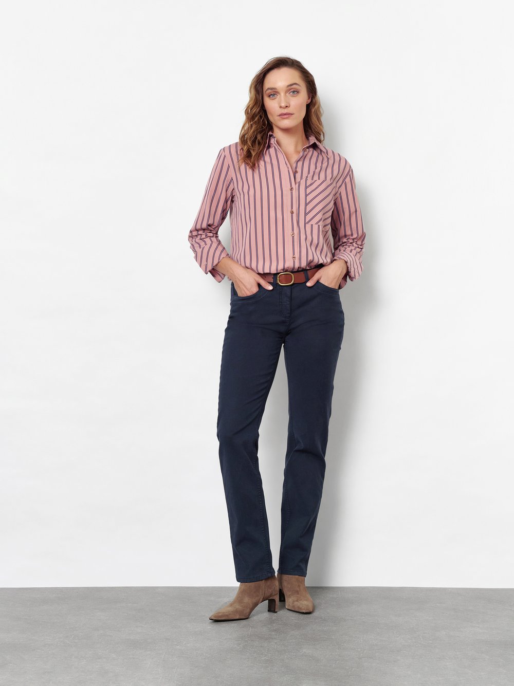 Damenhose Perfect Shape in Dark Blue, Softe Twillhose mit perfekter Passform, Outfitansicht am Model